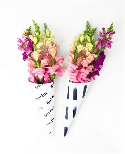 This diy bouquet is a lot easy to make and would not have to cost a fortune. DIY Mother's Day Flower Bouquet Wrap