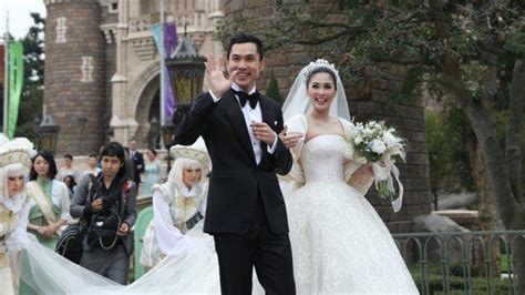 Sandra Dewi Menikah Di Disneyland Baju Brokat