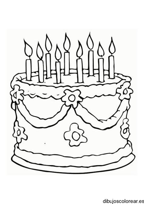 Tarta de fresa en plato blanco. Dibujo de un pastel de cumpleaños con velas