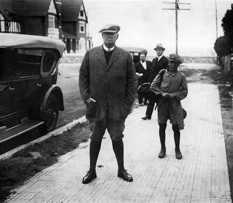 El Presidente Marcelo T De Alvear Con Su Caddy Llegando Al Golf Club