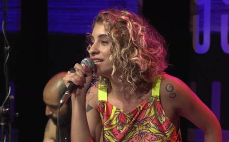 Júlia Vargas Canta Sucessos Da Mpb Em Novos Arranjos Ao Vivo Entre