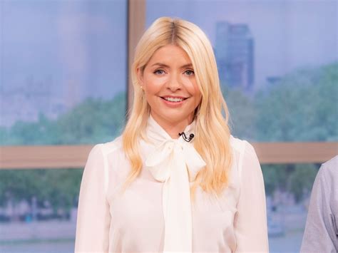 Holly Willoughby Shows Her Fresh Faced Beauty In New Snap