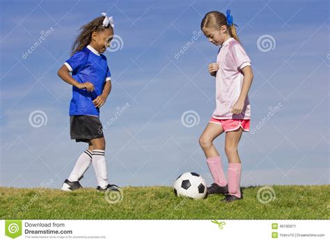 Fußball mädchen kostenlos online spielen über 15.000 online spiele kostenlos spielen die neusten und coolsten online games. Zwei Junge Mädchen, Die Fußball Spielen Stockfoto - Bild ...