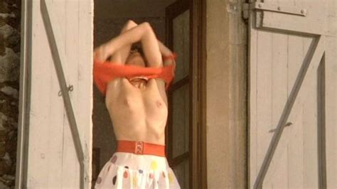 La ceinture élastique rouge de Isabelle Adjani dans l Été Meurtrier Spotern