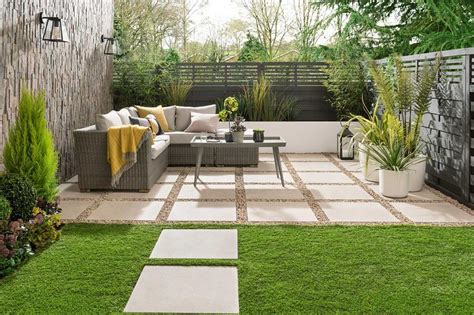 A primarily shaded garden needs all the help it can get when it comes to welcoming heat, because it can't reply on the sun for warmth. Stylish but simple small garden ideas | loveproperty.com