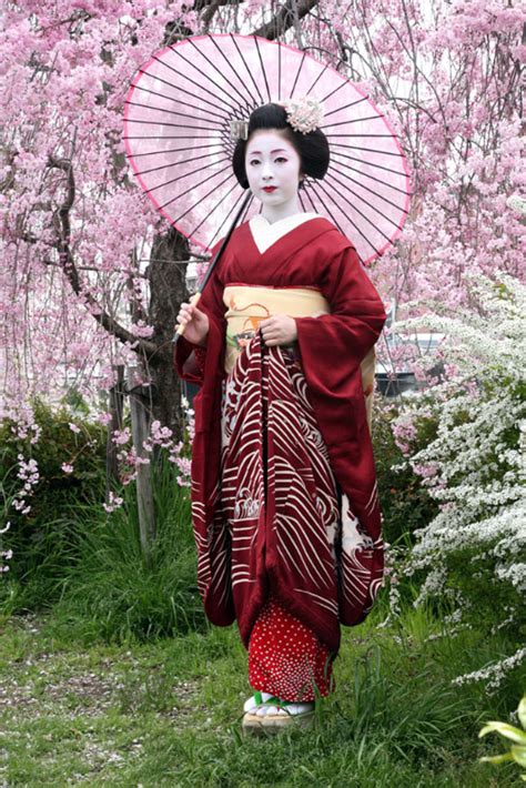a helpful guide to the formality of a kimono little japan