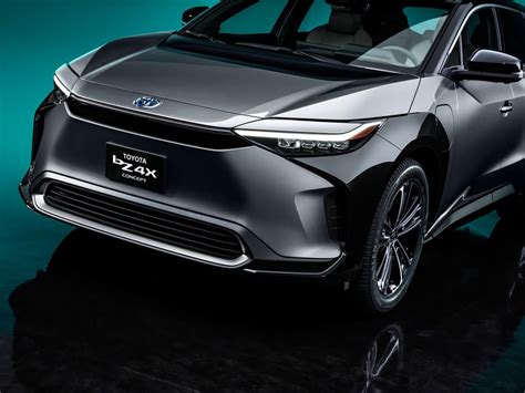 Full grille, smooth surfaces, and sleek headlights characterize the design of the toyota bz4x. Toyota bZ4X is the Brand's First EV, Will Hit Dealerships ...