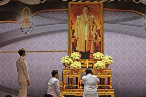 เคาะแต่งตั้ง ไชยวัฒน์ ชื่นโกสุม ผู้ว่าฯ ปทุมธานี นั่งเก้าอี้รองปลัดกระทรวงมหาดไทย โยก ณรงค์ศักดิ์ โอสถธนากร ผู้ว่าฯ หมูป่า. ผู้ว่าฯปทุมธานีนำประชาชนยืนสงบนิ่งถวายอาลัย - โพสต์ทูเดย์ ...