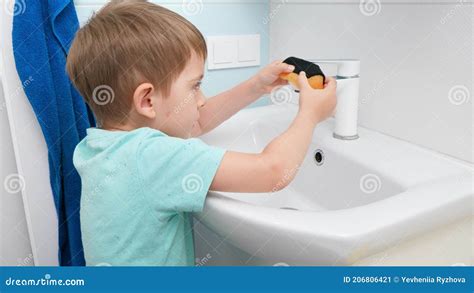 Lavagem E Limpeza Da Bacia Do Banheiro Esponja E Detergente Ou