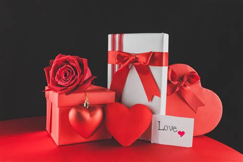 842844 4k 5k Valentines Day Black Background Heart Red Rare