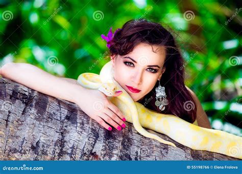 portrait de la belle fille avec le serpent dangereux dans la jungle tropicale photo stock