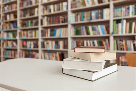 Pila De Libros Sobre La Mesa En La Biblioteca Foto Premium