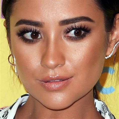 Shay Mitchells Makeup Photos And Products Steal Her Style Page 2