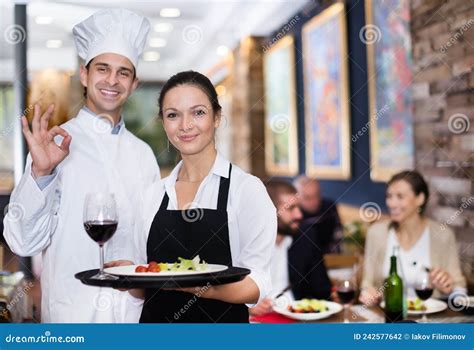 Camarera Sonriente Con Chef En El Restaurante Foto De Archivo Imagen