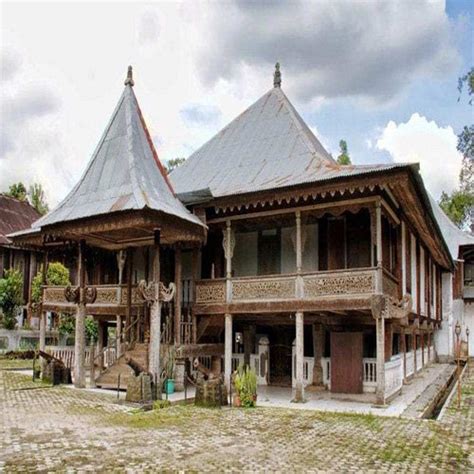 Lampung ternyata mempunyai rumah adat yang begitu bervariasi. Rumah Adat Lampung Nuwo Sesat Beserta Penjelasannya