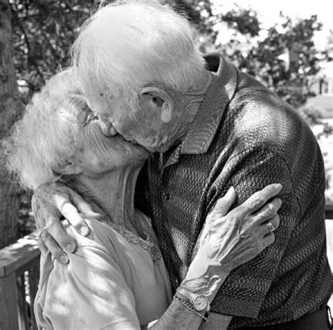 Vieux Couples Old Couples All You Need Is Love Love Is Sweet Sweet Lord True Love Kissing