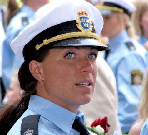 Beautiful Policewomen 35 Pics
