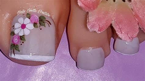 Mira cómo decorar una flor básica en las uñas de los pies. Diseño para pie sencillo y elegante, uñas decoradas paso a ...