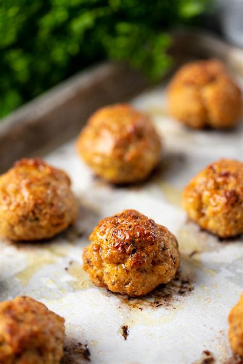 Healthy chicken meatballs made of ground chicken, garlic, onion and lemon juice. Easy Baked Chicken Meatballs
