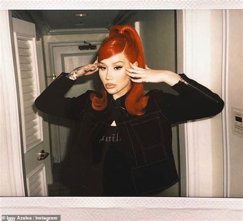 iggy azalea debuts bright red hair check it out report minds