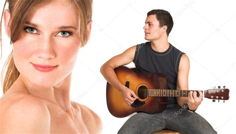 Femme nue avec un homme jouant des chansons romantiques en arrière plan