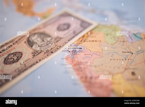 Cinco Sucres Bill Al Lado De Ecuador En Un Y Colorido Mapa Borroso De América Del Sur Fotografía