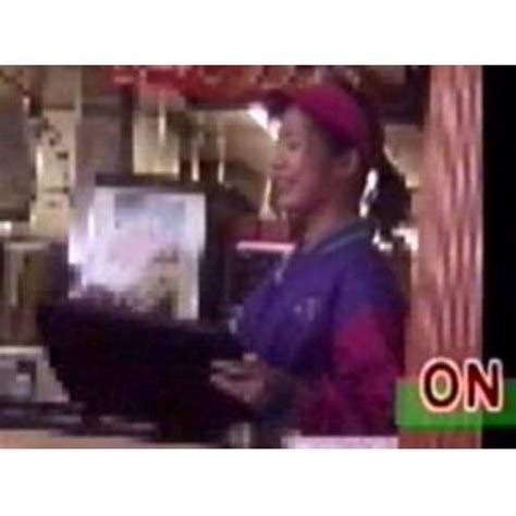マクドナルドで勤務中の彼女にリモコンバイブ 素人投稿の盗撮動画はパンコレムービー
