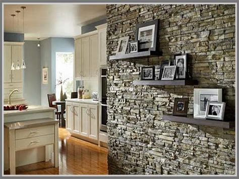 Cukup pilih satu sisi dinding pada ruang tamu atau ruang keluarga dan beri finishing marmer dengan motif yang anda sukai. Batu Alam Untuk Dinding Ruang Tamu | Desain Rumah ...