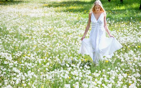 Hintergrundbilder Frauen im Freien Frau Modell blond Blumen lange Haare Gras weißes