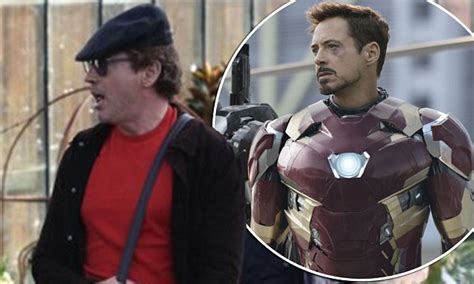 Robert Downey Jnr Shows Off His Muscular Physique Daily Mail Online