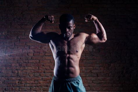 Atleta En El Gimnasio Haciendo Ejercicios Para Los Músculos Abdominales