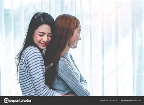 Dos Mujeres Lesbianas Asi Ticas Abrazan Abrazan Juntas Dormitorio Par Personas Fotograf A De