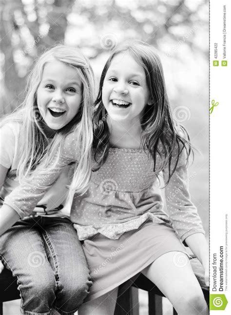 Twee Meisjes Het Lachen Stock Foto Image Of Pret Samen 42285422