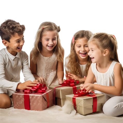 الإخوة والأخوات يفتحون الهدايا في يوم عيد الميلاد في المنزل عائلة عيد الميلاد عائلة الشتاء