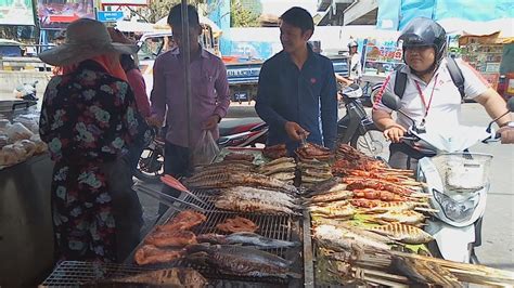 Your location could not be automatically detected. Delicious Street Food - Various Foods For Sales In Phnom ...