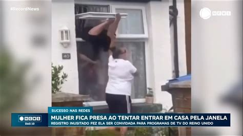 Mulher fica presa na janela ao entrar em casa de ponta cabeça no Reino Unido veja vídeo