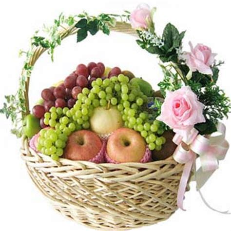 At capalbo's gift baskets, all our customers can order personalized fruit baskets for a wide array of occasions. Seasonal 5 kgs Mix fruit Basket 4 - Myflowergift