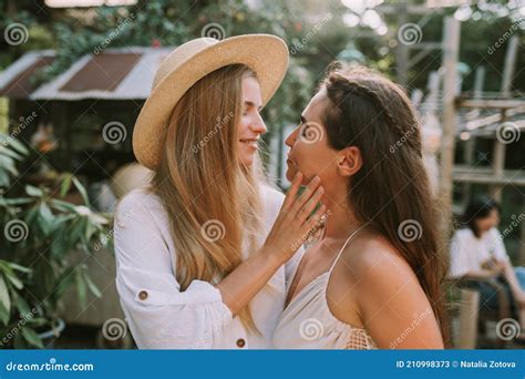 Dos Mujeres Lesbianas Bes Ndose Imagen De Archivo Imagen De Paja