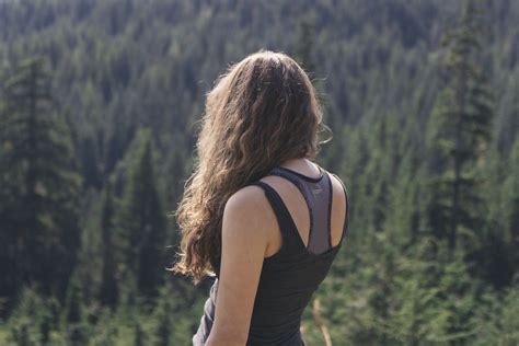 图片素材 性质 森林 步行 女孩 女人 徒步旅行 草地 阳光 黑发 弹簧 季节 健身 长发 树木 户外 美容
