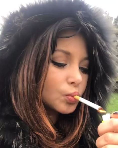 Épinglé Sur Hottest Girl World Sexy Smokers