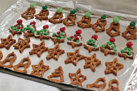 How To Make Holiday Pretzels And Santas Snack Mix Pinkwhen