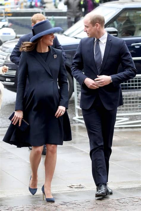 Überraschenderweise wurde kate middletons brautkleid bis zu ihrem erscheinen vor der öffentlichkeit streng geheim gehalten. In königlichen Umständen | Herzogin kate, Kate middleton ...