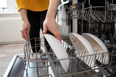 ¿es bueno enjuagar los platos antes de meterlos en el lavavajillas un experimento lo aclara