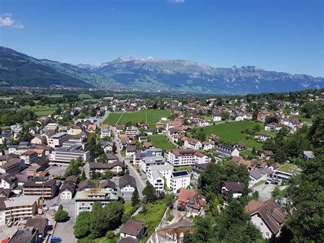 The town, which is located along the rhine river, has 5,696 residents. VADUZ (LIECHTENSTEIN) VISTAS ALPINAS - Viajes Lost Planet