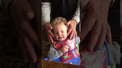 Un bébé reçoit un massage de son grand père YouTube