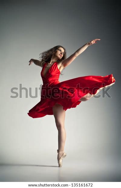 Una Bailarina De Ballet Joven Y Espléndida Vestida De Rojo Sobre Fondo