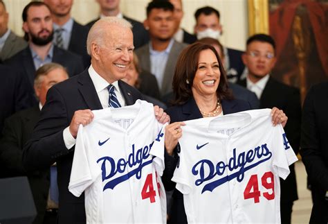biden makes embarrassing blunder as he forgets star dodgers player s name at white house