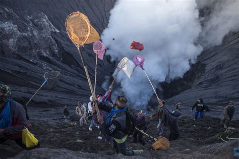 Thousands Climb Indonesian Volcano For Ritual Sacrifice Inquirer News