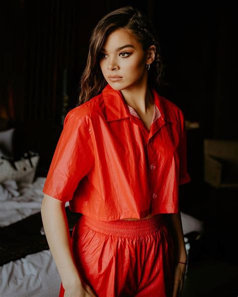 18 Hailee Steinfeld New Photoshoot Images