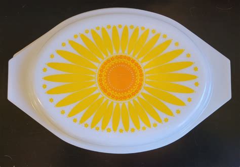 Vintage Pyrex Sunflower Daisy Divided Casserole Dish W Lid Quart Ebay